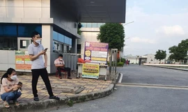 Các công ty đăng tuyển dụng công nhân tại khu công nghiệp. Trên bảng tuyển dụng ghi rõ không tuyển lao động nhiều tuổi