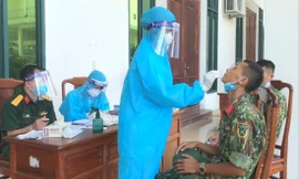 Đội Y học dự phòng lấy mẫu xét nghiệm kháng nguyên SARS-CoV-2 cho cán bộ, chiến sĩ Quân khu 4. ẢNH: ĐỨC CƯƠNG