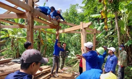 Tuổi trẻ Nam Giang giúp dân vùng biên dựng nhà mới. Ảnh: PV.T 