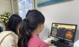 Bác sĩ kiểm tra da cho một bệnh nhân tại bệnh viện Da liễu T.Ư