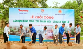 Các đại biểu thực hiện nghi lễ khởi công