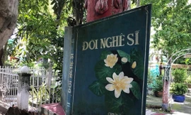 Một bức phù điêu mang hình một cuốn sách tại Chùa Nghệ sỹ