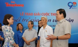 Hai khách mời đặc biệt là nguyên Bí thư thứ nhất T.Ư Đoàn Hà Quang Dự và ông Vũ Trọng Kim cùng các tác giả đoạt giải, đoàn viên giao lưu tại lễ trao giải. Ảnh: Như Ý