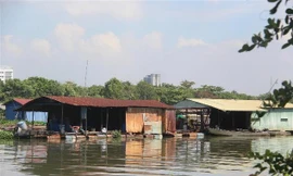 Người dân sinh sống trên bè, và nuôi cá bè trên sông Đồng Nai tại TP Biên Hòa sẽ phải di dời