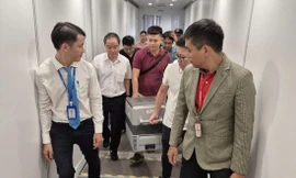 Các nhân viên của Vietjet Air và đội ngũ y bác sĩ vận chuyển một trái tim từ Hà Nội vào Huế, cứu sống một người bị suy tim nặng. Ảnh: VJC