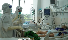 Điều trị bệnh nhân COVID ở TPHCM. Ảnh: Vân Sơn