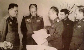 Tướng Tấn (thứ 2 trái sang)