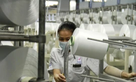 Từ một dự án thua lỗ, VNPOLY đã vươn lên, bước đầu hoạt động có lãi trong năm 2021. Trong ảnh, người lao động tại dây chuyền DTY