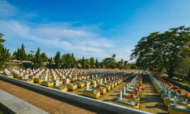 Những ngôi mộ liệt sĩ chưa biết tên tại Nghĩa trang liệt sĩ quốc tế Việt Lào (Nghệ An). Ảnh: Rạng Đông