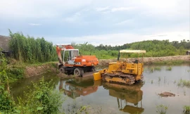 Máy móc nằm phơi sương tại công trường khu vực điểm giao cao tốc với đường Nam Sông Hậu (quận Cái Răng, TP Cần Thơ)