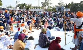 Những người ủng hộ Amritpal Singh ở bang Punjab, Ấn Độ ngày 19/3. Ảnh: Hindustan Times