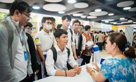 Nhảy việc còn được cho là có thể giúp người trẻ học được nhiều kỹ năng mềm, tạo dựng được nhiều mối quan hệ, tích luỹ được nhiều kinh nghiệm và kiến thức