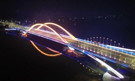 Những cây cầu bắc ngang tạo điểm nhấn tham quan, du lịch cho sông Hương êm đềm