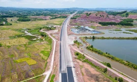 Đầu tư công được xem là cứu cánh của tăng trưởng. Trong ảnh, dự án đường cao tốc Bắc Nam từ vốn đầu tư công