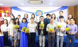 Các tác giả cùng Ban Giám khảo, BTC cuộc thi chụp hình kỷ niệm 