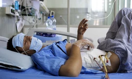 Một người đàn ông bán thận trên giường mổ