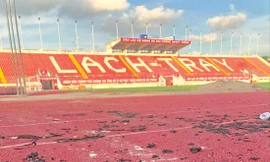 Nhiều hạng mục sân Lạch Tray chưa được hoàn thiện do thiếu kinh phí. Ảnh: Hoàn Nguyễn