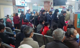 Nhiều bệnh nhân cao tuổi đi khám sau Tết