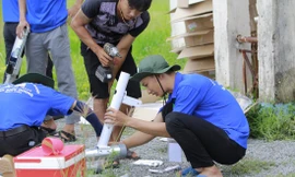 Bạn trẻ Bình Dương thực hiện công trình Thắp sáng đường quê tại xã vùng biên Ea Bar (huyện Buôn Đôn, tỉnh Đắk Lắk) 