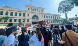 Bạn trẻ tại Trung tâm thành phố ngày cuối tuần