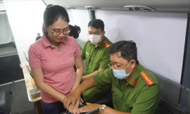 Người dân TPHCM làm CCCD ở xe lưu động. Ảnh: HỮU HUY