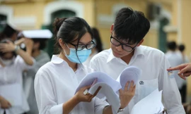 Thí sinh xét tuyển ĐH năm nay mong chờ các trường giảm học phí. Ảnh: Như Ý