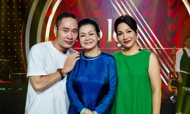 Nhà báo Nguyễn Mạnh Hà chụp cùng 2 danh ca Khánh Ly và Mỹ Linh trong hậu trường một chương trình ca nhạc. Ảnh: NVCC