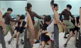 Hình ảnh bảo vệ dân phố đánh hai thiếu niên được ghi lại khiến nhiều người bức xúc