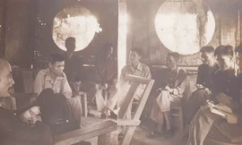 Chủ tịch Hồ Chí Minh thăm và làm việc với cán bộ, nhân viên báo Sự Thật tại Chiến khu Việt Bắc. Ảnh CHỤP LẠI TẠI BẢO TÀNG BÁO CHÍ VIỆT NAM