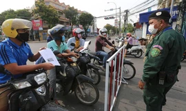 Hàng rào phong tỏa đã được dựng lên nhiều nơi ở thủ đô Phnom Penh, Campuchia