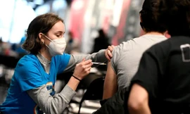 Người dân Canada tiêm vắc xin mũi tăng cường. Ảnh: The Canadian Press