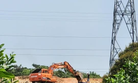 Đào bới tan hoang dưới đường điện cao thế 500kV Bắc-Nam