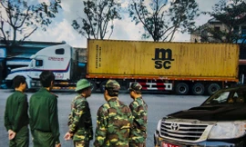Lực lượng đặc nhiệm BĐBP chặn bắt container buôn lậu của hai Công ty Sunset và Thiên Phú Thành Phát trước cổng cảng Tiên Sa. Ảnh: Văn Chương