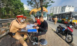 Đội CSGT số 14 xử lý tài xế xe khách có hành vi vi phạm giao thông