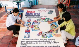 Độc giả của báo Hoa Học Trò tự làm những tấm pano để mang đến hội báo năm 2001