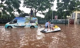 Đường phố ngập sâu, ô tô, xe máy không thể di chuyển, cư dân tại phố Mễ Trì lấy mô-tô nước ra đưa đón người thân