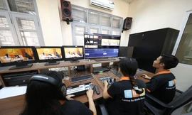 Sinh viên ngành Báo chí, Viện Báo chí và Truyền thông, Trường ĐH Khoa học Xã hội và Nhân văn, ĐH Quốc gia Hà Nội thực tập tại các studio. Ảnh: Diệp An