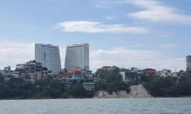 Nhìn từ trên cao, các điểm vui chơi, du lịch bên bờ sông Hồng được chia thành các ô, khoảnh nham nhở