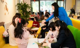 Cty bảo hiểm Sunlife tổ chức cuộc thi vẽ tranh trên lá cây cho trẻ em để thu thập thông tin khách hàng