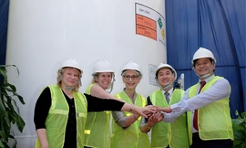 Thứ trưởng Ngoại giao Mỹ Wendy Sherman (giữa) tại buổi lễ khánh thành lắp đặt hệ thống ôxy lỏng và trang thiết bị y tế phục vụ chăm sóc, điều trị bệnh nhân tại Bệnh viện Bạch Mai ngày 12/6. Ảnh: Trần Minh