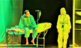 Cuộc chiến chống COVID-19 được tái hiện trên sân khấu. Ảnh: Tư liệu nghệ sĩ