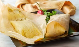 Món envueltos, thường được cuốn trong vỏ ngô để hấp