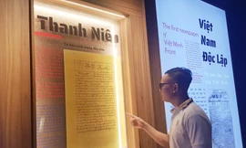 Anh Nguyễn Văn Ba giới thiệu về báo Thanh Niên trưng bày trong Bảo tàng Báo chí Việt Nam. Ảnh: KIẾN NGHĨA