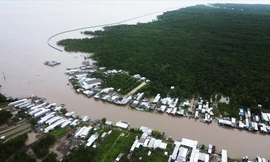 Ở cửa biển Vàm Xoáy, sạt lở đã khoét sâu, lở hàm ếch vào phía trong khu vực người dân sinh sống