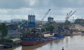 Hoạt động bến thủy nội địa rầm rộ tại các bãi không phép