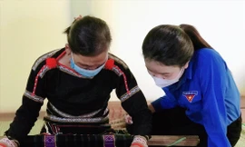 Bạn trẻ ở Tuy Đức (Đắk Nông) tìm hiểu cách dệt thổ cẩm truyền thống