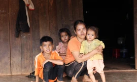 Em Rơ Mah Dương (ngoài cùng bên trái) cùng mẹ và các em