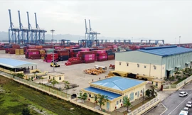 Cảng Tân Vũ - Lạch Huyện (TP Hải Phòng) vẫn cơ bản nhộn nhịp xuất nhập khẩu hàng hóa. Ảnh: Nguyễn Hoàn 