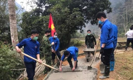 Tuổi trẻ Cao Bằng tham gia xây dựng đường nông thôn. Ảnh: Duy Chiến
