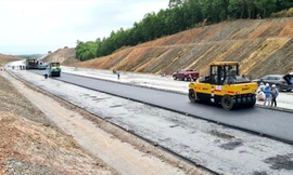 Khởi công từ tháng 9/2020, tới nay đoạn cao tốc Phan Thiết – Dầu Giây mới đạt 45% khối lượng dù chỉ còn 6 tháng phải hoàn thành. Ảnh: PMUTL